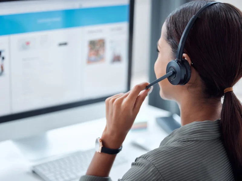 US-based virtual receptionist managing appointment scheduling and calendar bookings for businesses