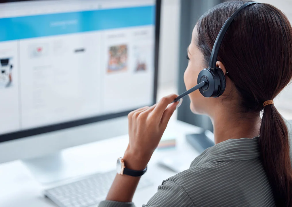US-based virtual receptionist managing appointment scheduling and calendar bookings for businesses